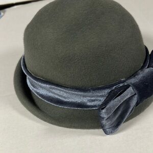 Elegant Gray 100% Wool felt Hat with Satin Bow.